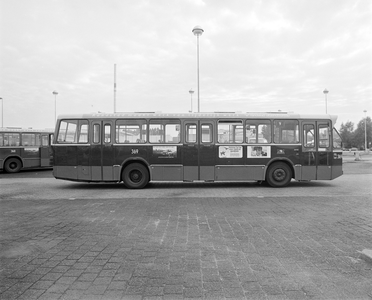 885112 Afbeelding van de zijkant van een DAF-stadsbus (nr. 369, lijn 9) van het GVU, op de remise van het Gemeentelijk ...